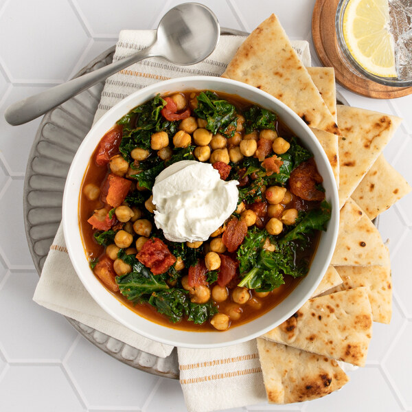 Chickpea-Tomato Curry (Chana Masala) with Kale, Yogurt & Naan